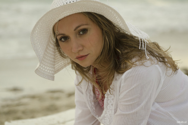 Alexandra-varadero-cuba-model-hat-beach-ocean-sand-natural-light-pierre-druelle